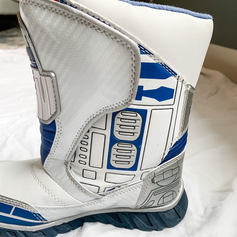 Adorable R2D2 snow boots! - Picture 3 of 6